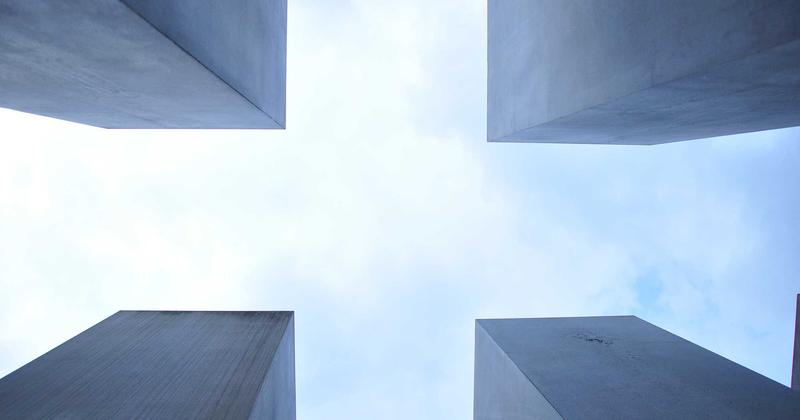2026年足球赛事现场，球员激烈拼抢，绿茵场上的速度与激情